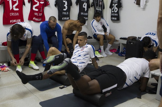 Jogadores se alongam antes de enfrentar a Ponte Preta, em Campinas