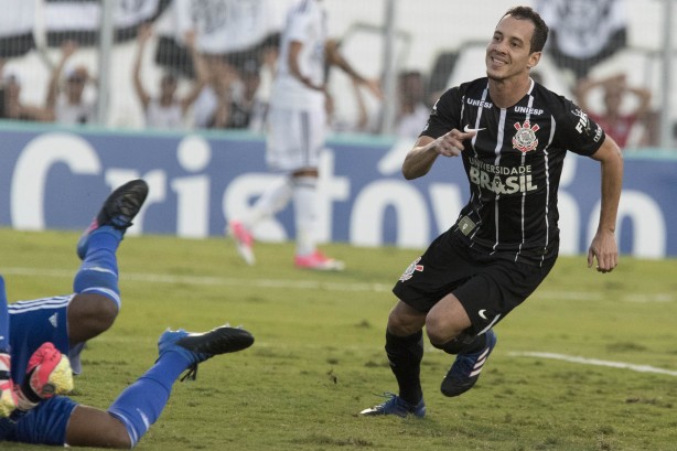 O meia Rodriguinho marcou duas vezes no primeiro jogo da final
