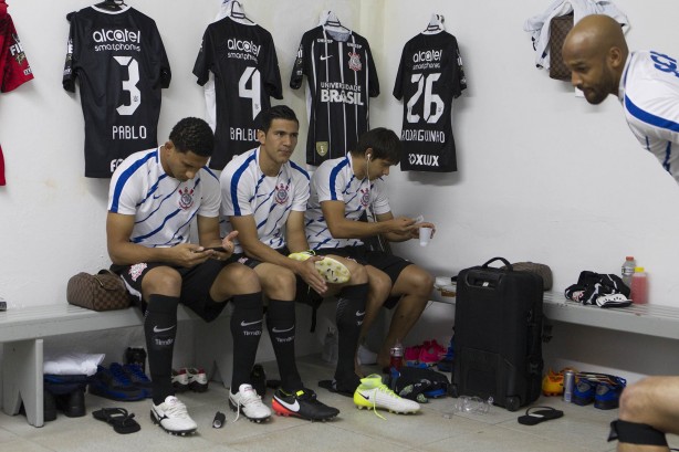 Pablo, Balbuena e Romero no vestiário antes do início do jogo contra a Ponte Preta, em Campinas
