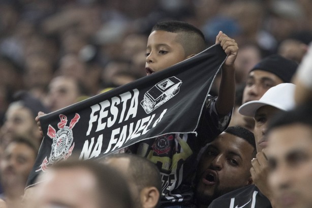 A torcida,  claro, deu show  parte nas arquibancadas da Arena