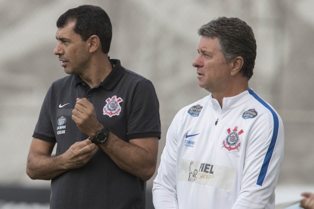 Carille e Walmir Cruz durante reapresentação do Corinthians após os 3 a 0 sobre a Ponte Preta