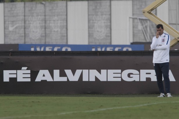 Carille pensativo durante reapresentação do Corinthians após os 3 a 0 sobre a Ponte Preta