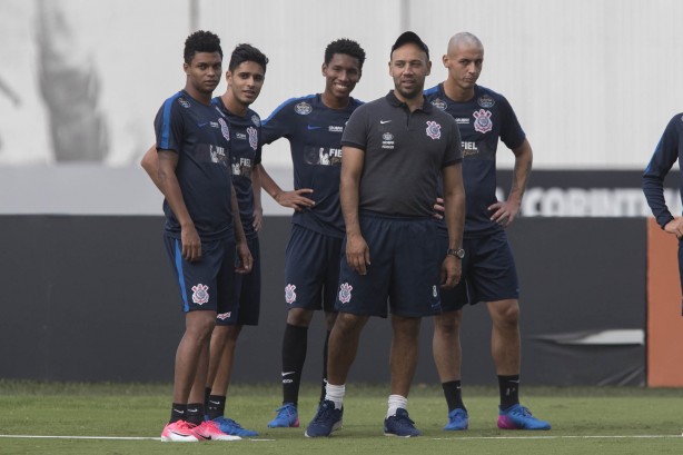 Jogadores reservas fizeram treino no campo