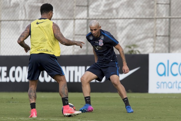 Kazim e Marciel treinando durante reapresentação do Corinthians de olho no segundo jogo da final