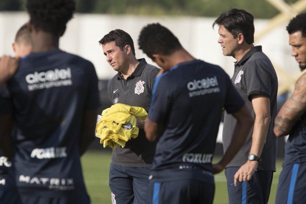 Osmar Loss e Leonardo da Silva com os jogadores na reapresentação do time