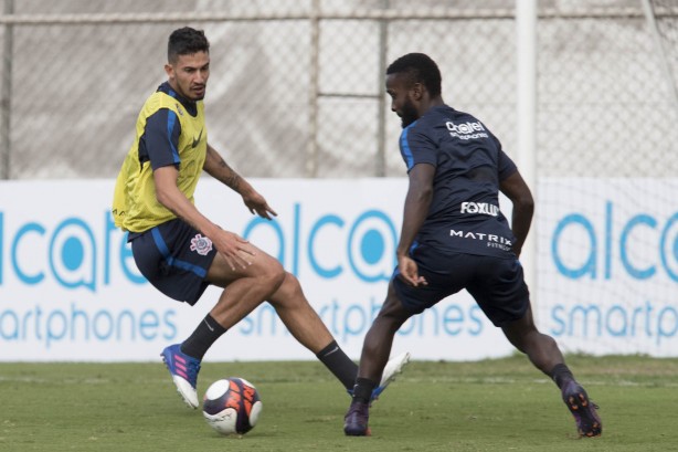 Pedro Henrique em dividida com Mendoza