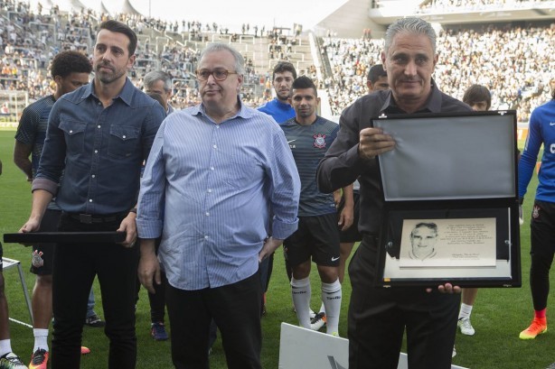 Tite foi pra Seleção... Mas antes ganhou homenagem na Arena