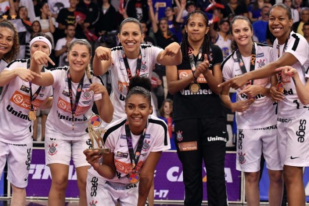 Elenco do Timão abraçou MVP Damiris durante premiação