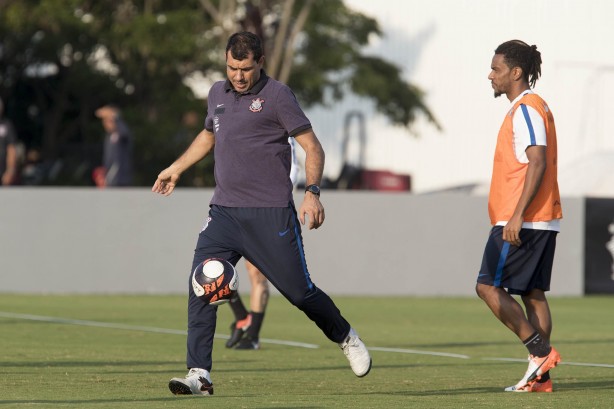 Fábio Carille até arriscou um chute para relembrar seu tempo de jogador