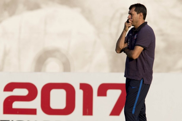 Fábio Carille observa os jogadores durante no treino de hoje