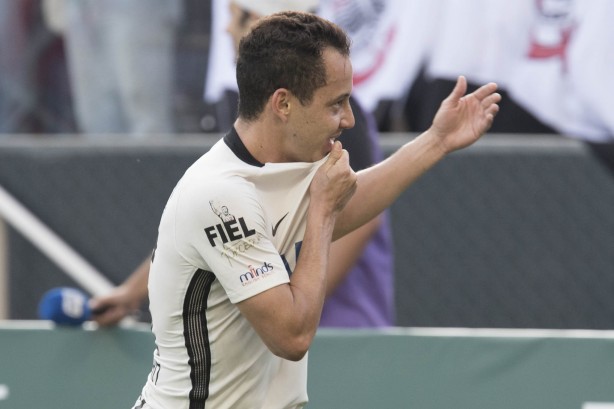 Rodriguinho celebra gol que definiu avanço do Timão à semifinal estadual