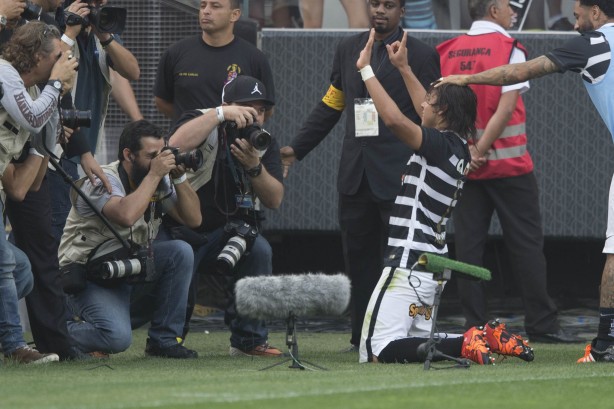Romero, maior artilheiro da Arena, comemora um de seus gols no clássico