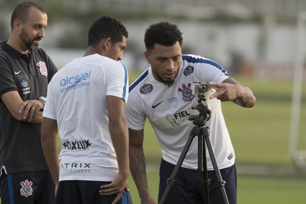 Kazim e jd brincaram com o tripé do fotógrafo do Timão