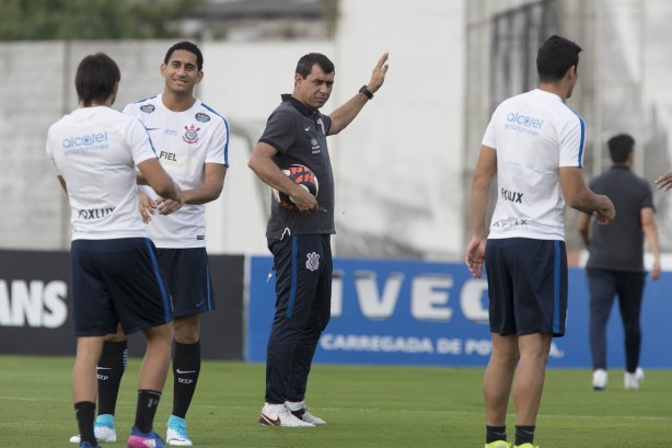 No comando do treino, Carille voltou a esboçar uma equipe titular para a final
