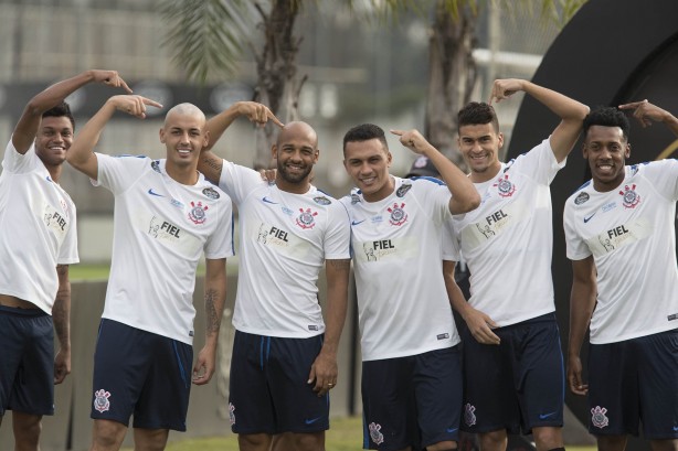 Reservas e titulares foram à campo no CT Joaquim Grava