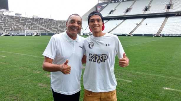 Basílio pousou ao lado do neto na Arena em Itaquera