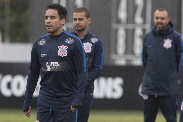 Entre os jogadores considerados titulares, Jadson participou do treino