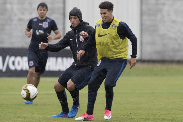 Goleiro e jogadores de linha mesclaram posies na atividade