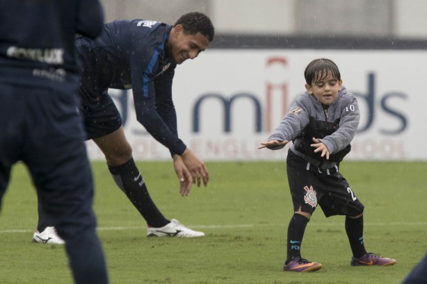 Henrique fez brincadeiras em campo e chegou a aquecer com os jogadores