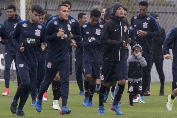 Os jogadores correram em campo e se prepararam para um rachão