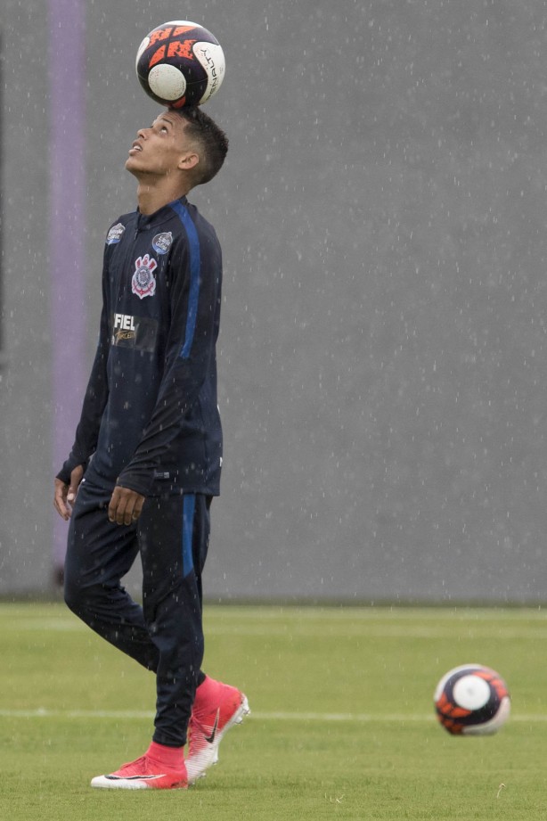 Pedrinho brincou com a bola durante o treino