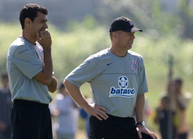 Carille e Mano Menezes, durante treino no incio de 2009