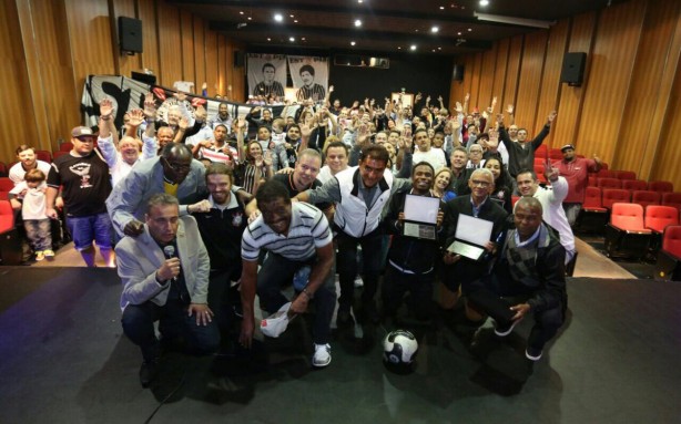 dolos do Corinthians posaram para fotos com plateia