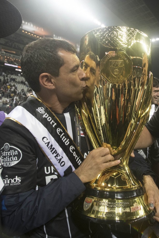 Carille beija a taça de Campeão Paulista