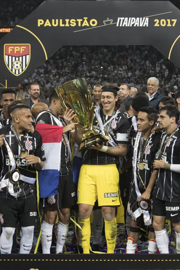 Cássio admira a taça do Paulistão 2017