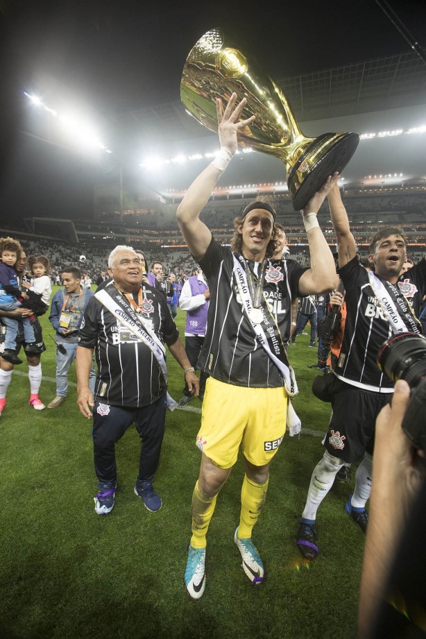 Cássio mostra a taça do Paulistão para os torcedores