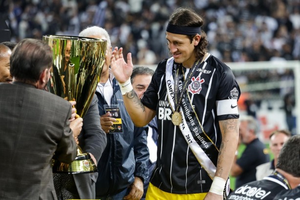 Cássio recebeu a taça de Campeão Paulista
