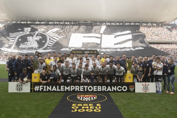 Foto de todo elenco durante a final do Paulistão 2017 na Arena