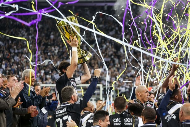 Jogadores, torcida e o técnico Carille, escolheram Càssio para levantar a taça na final do Paulistão