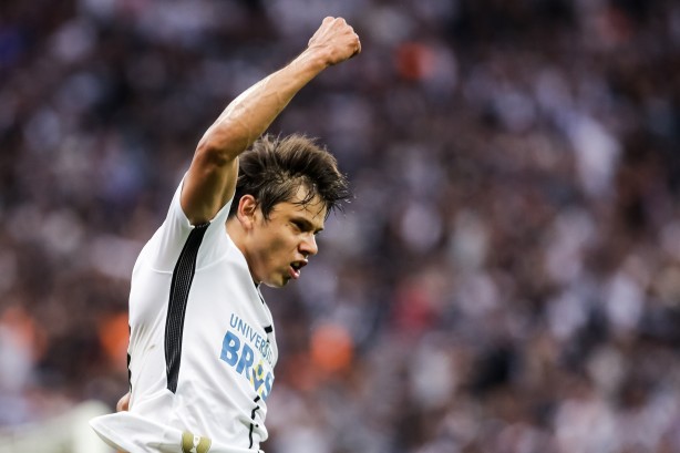 Muito feliz, o paraguaio vibrou muito com o gol diante a Ponte Preta