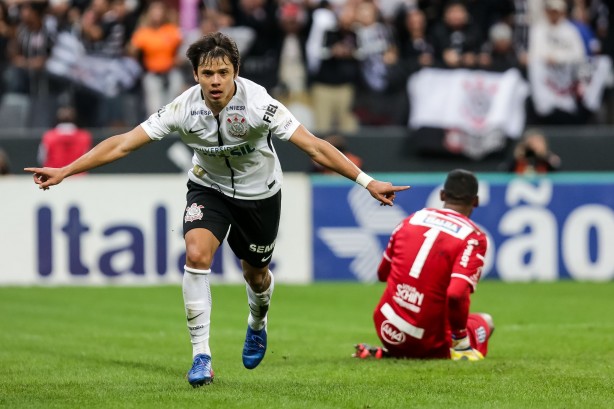 o paraguaio Romero comemora muito o gol contra a Ponte Preta
