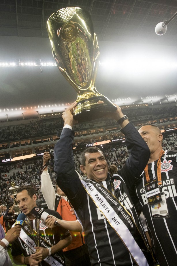 O técnico Fábio Carille abre o sorrisão e levanta a taça do Campeonato Paulista