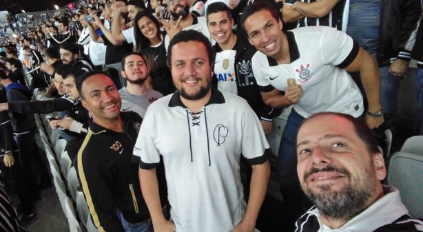 Rodrigo Jesus (no centro) estar pela 100 vez na Arena para ver um jogo do Corinthians