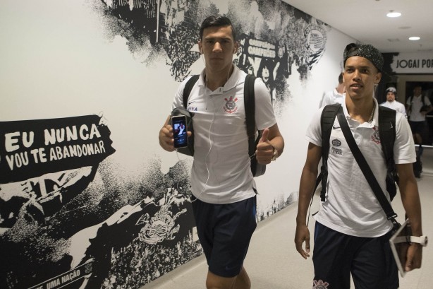Balbuena e Pedrinho chegando à Arena para decisão contra a Ponte Preta