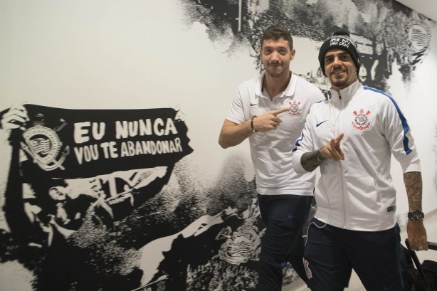Caíque França e Fagner chegam juntos ao vestiário da Arena para encara a Ponte Preta na final
