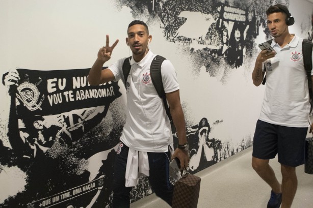 Léo Príncipe e Pedro Henrique chegam ao estádio para decidir o título Paulista contra a Ponte Preta