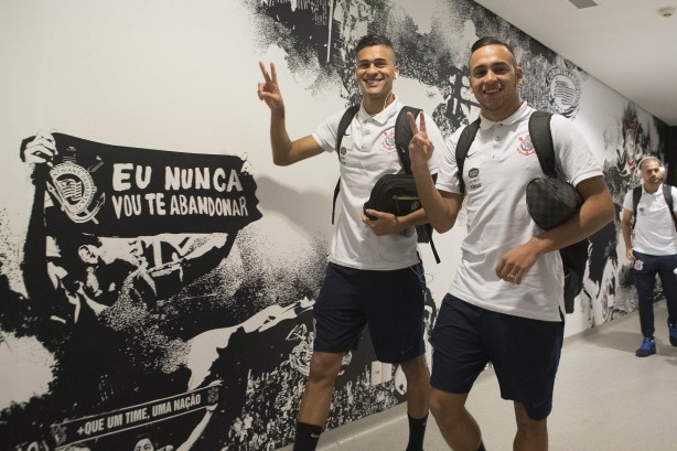 Léo Santos e Léo Jabá chegando à Arena para decisão contra a Ponte Preta