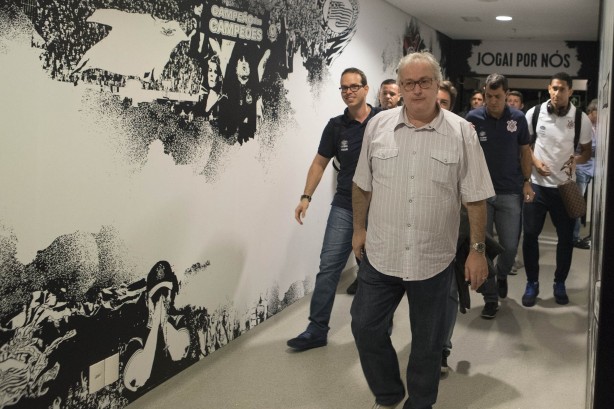 Presidente Roberto de Andrade presente no vestiário antes da final contra a Ponte Preta