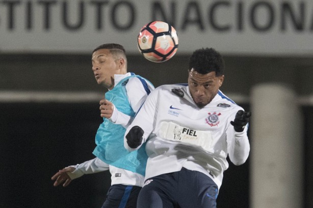 Arana e Kazim disputam bola no terceiro andar; lateral ser titular diante da La U