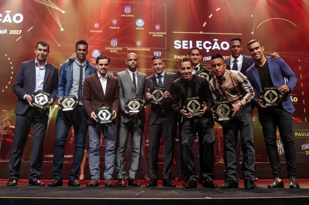 Elenco posa para foto da premiação do Paulista 2017