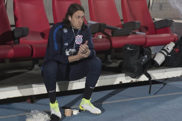 Goleiro Cássio se concentra antes de ir a campo