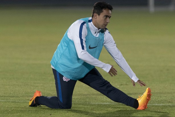 Jadson, de visão 3D segundo Tite, faz alongamento durante treino