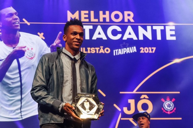 O atacante Jô chegou sob forte desconfiança e ser tornou o Rei dos Clássicos