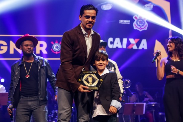 Sempre ao lado do filho, Fagner recebe o prêmio de melhor lateral direito do Paulistão 2017
