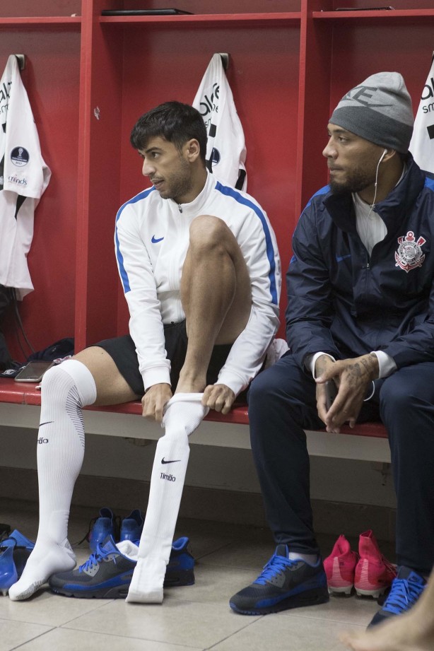Camacho e Kazim aguardam início do jogo contra ao La U, em Santiago do Chile