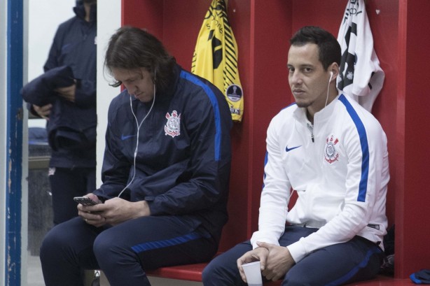 Cássio e Rodriguinho no vestiário do estádio Nacional para duelo contra a La U